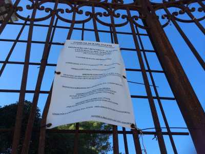 Il sigillo della Soprintendenza per i Beni Archeologici di Puglia posta sul cancello della propriet� in cui � stato scoperto il villaggio neolitico